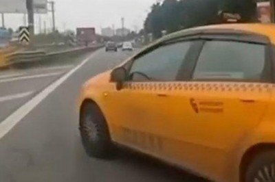 Kadıköy'de taksi ile otomobil çarpıştı! O anlar böyle görüntülendi