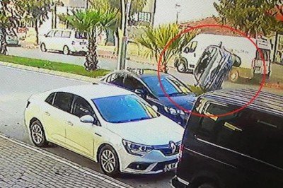 Kocaeli'de korku dolu anlar! Alkollü sürücünün kullandığı otomobil böyle takla attı