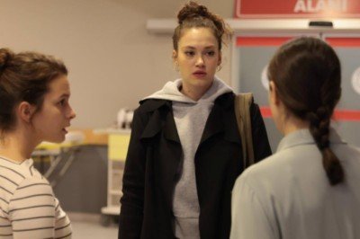 Oyuncu Melisa Şenolsun, tamirci tezgahının üzerine sere serpe uzanarak poz verdi - Haberler.com