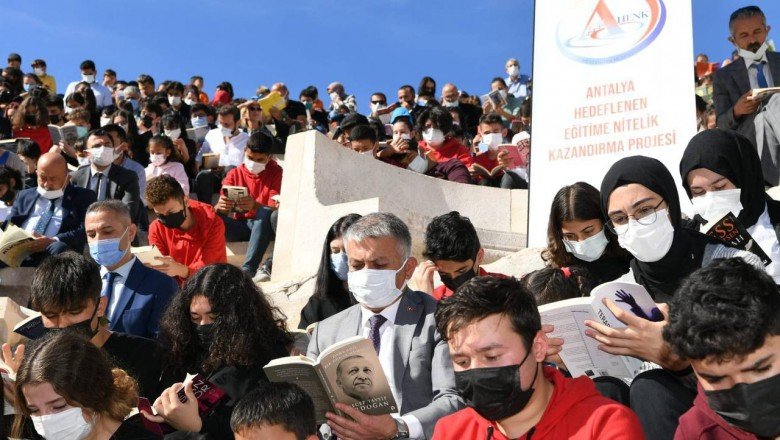 Vali Yazıcı, Patara'da 1200 öğrenci ile birlikte kitap okudu