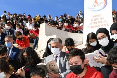 Vali Yazıcı, Patara'da 1200 öğrenci ile birlikte kitap okudu