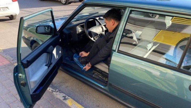 200 bin TL’ye satışa koyduğu arabasına galoşla biniyor, haftada bir gün kullanıyor