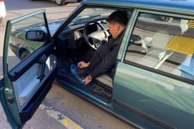 200 bin TL’ye satışa koyduğu arabasına galoşla biniyor, haftada bir gün kullanıyor