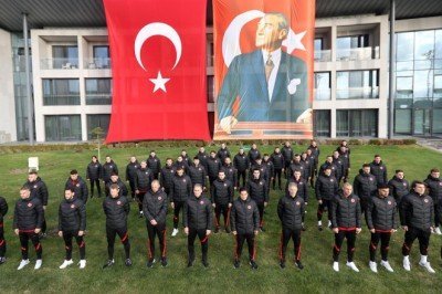 A Milli Futbol Takımı Atatürk'ü andı