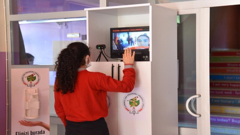 COVID19 için geliştirilen 'yüz tanıma sistemi' ile okula güvenli giriş