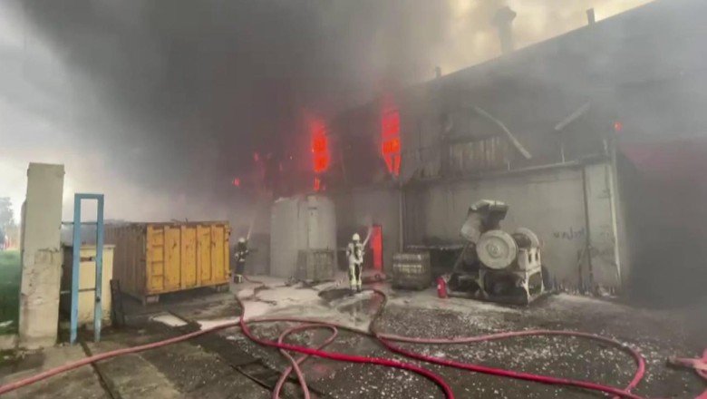 Geri dönüşüm fabrikasındaki yangın kontrol altında