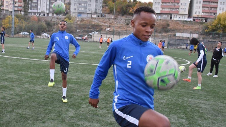 Hakkari'de 2 Afrikalı kadın futbolcu top koşturuyor