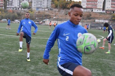 Hakkari'de 2 Afrikalı kadın futbolcu top koşturuyor