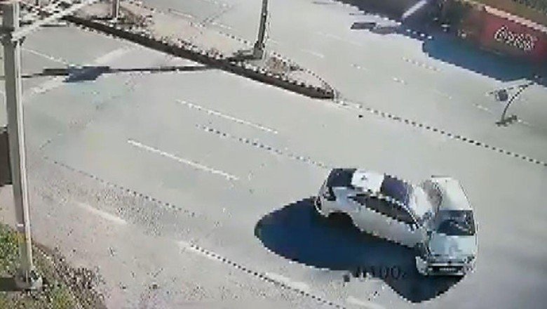 İstanbul'da iki otomobil çarpıştı: Baba ve oğlu hayatını kaybetti