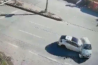 İstanbul'da iki otomobil çarpıştı: Baba ve oğlu hayatını kaybetti