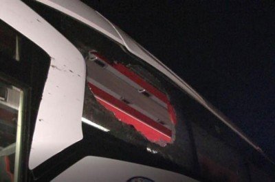 Kaza yapan aracın sıçrattığı taş otobüsteki yolcuyu yaraladı