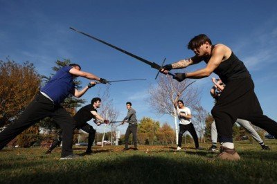 Kılıç gösterileriyle tarihi savaş sanatlarını yaşatıyorlar