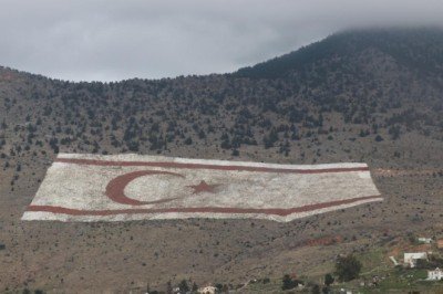 KKTC, Rum kesiminde bir okulun duvarına ırkçı yazılar yazılmasını kınadı