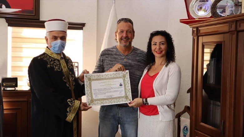 Nişanlısından etkilenen İngiliz Müslüman oldu