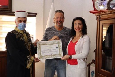 Nişanlısından etkilenen İngiliz Müslüman oldu