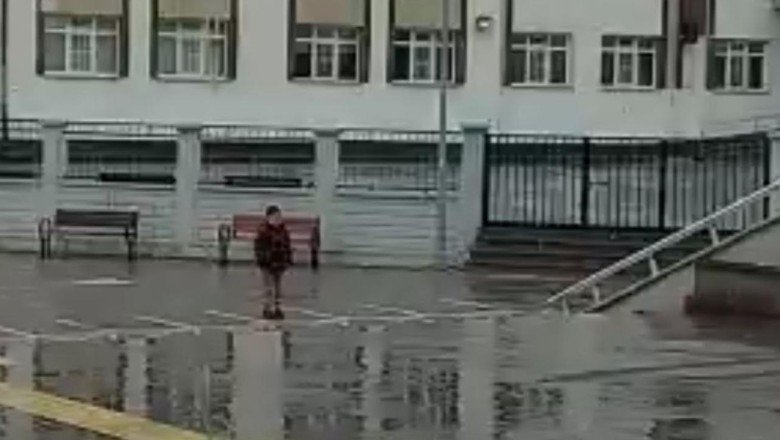 Sağanağa aldırış etmeden saygı duruşuna geçti