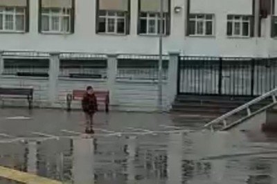 Sağanağa aldırış etmeden saygı duruşuna geçti