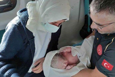 Sağlık ekipleri yolda doğum sancıları başlayan anne için harekete geçti