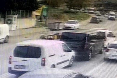 Sarıyer'de hatalı sollama yapan motosikletli kurye ölümden döndü