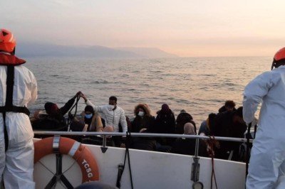 Türk kara sularına itilen 75 düzensiz göçmen kurtarıldı