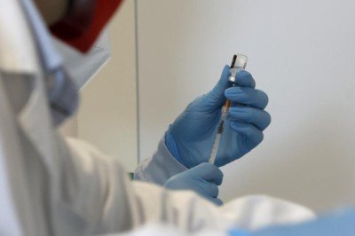 Yunan basını: Rüşveti alan sağlıkçılar sahte aşı yerine gerçek aşı vurdu