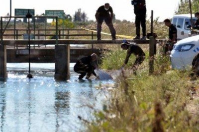 Ayaklarına taş bağlayıp kanala attılar