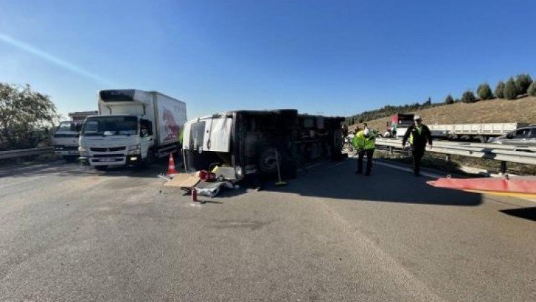 Minibüs ile otomobil çarpıştı: Yaralılar var!