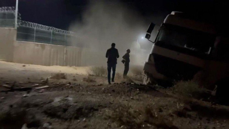 Şanlıurfa'da kontrolden çıkan tır şarampole devrildi