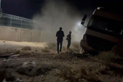 Şanlıurfa'da kontrolden çıkan tır şarampole devrildi