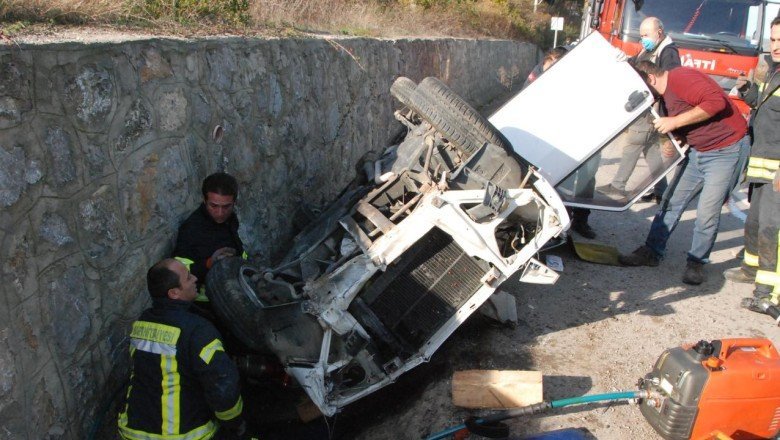Bartın'da otomobil su kanalına düştü