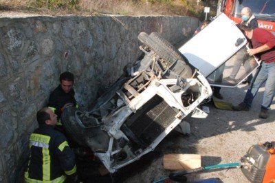 Bartın'da otomobil su kanalına düştü