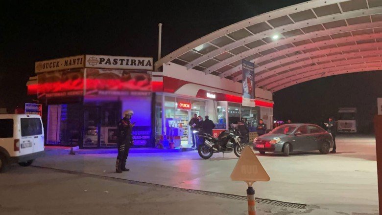 Bıçak çekti, akaryakıt istasyonunun marketini soyup kaçtı