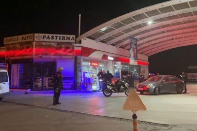 Bıçak çekti, akaryakıt istasyonunun marketini soyup kaçtı
