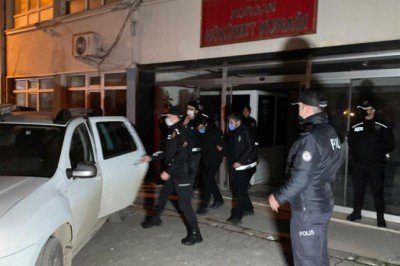 Boşanmak isteyen eşini minibüsle ezerek öldüren koca tutuklandı