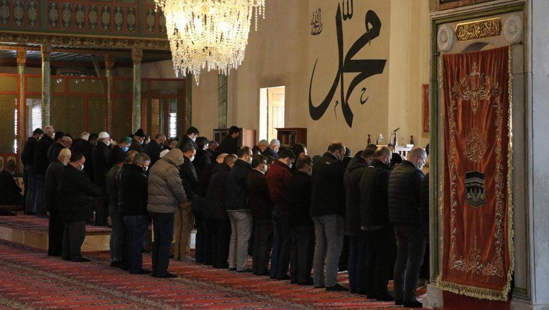 Camilerde normal saf düzeninde namaz kılınmaya başlandı