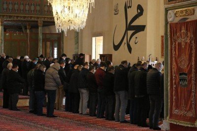 Camilerde normal saf düzeninde namaz kılınmaya başlandı