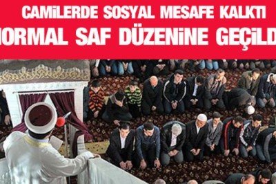 Camilerde sosyal mesafe kuralı kaldırıldı: Normal saf düzeninde namaz kılınmaya başlandı