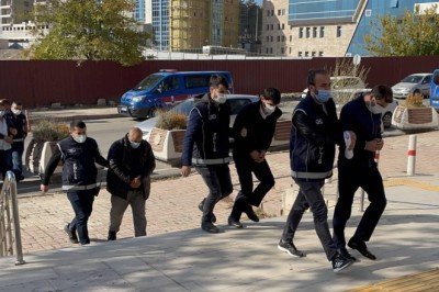 Elazığ'da göçmen kaçakçılığı yapan 5 kişi yakalandı