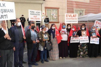 Evlat nöbetine iki aile daha katıldı