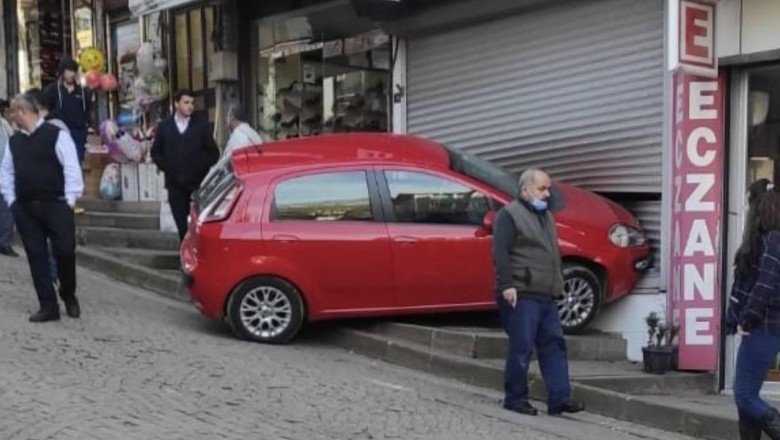 Hızını alamayan sürücü iş yerine girdi