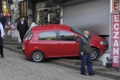 Hızını alamayan sürücü iş yerine girdi