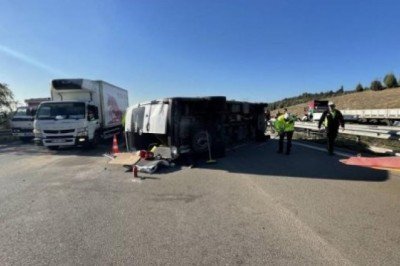 Minibüs ile otomobil çarpıştı: Yaralılar var!