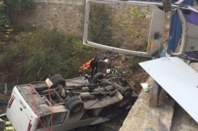 Öğrenci servisi dere yatağına devrildi: 5 ölü!