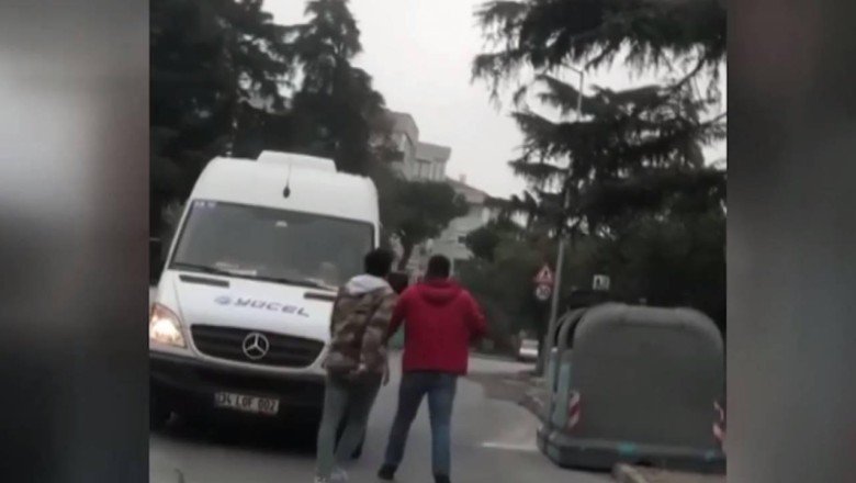 Sürücüsüyle tartıştıkları servis minibüsüne saldırdılar