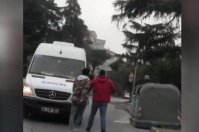 Sürücüsüyle tartıştıkları servis minibüsüne saldırdılar