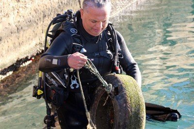 Antalya'da deniz dibi temizliğinden çıkanlar: Klozet, lastik, süpürge, duba...