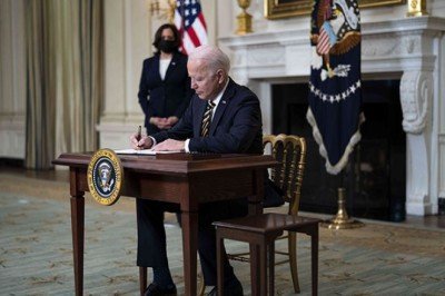 Biden, iki Çinli şirketi kısıtlayan yasayı imzaladı