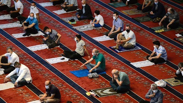 Diyanet namazlarda mesafe kuralını kaldırdı