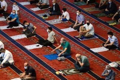 Diyanet namazlarda mesafe kuralını kaldırdı