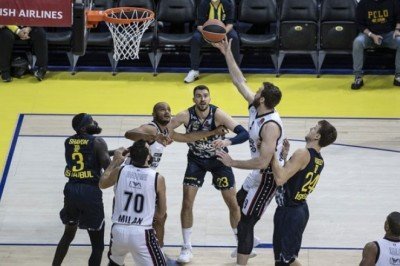 EuroLeague'de Fenerbahçe, Milan'a 25 sayı farkla yenildi